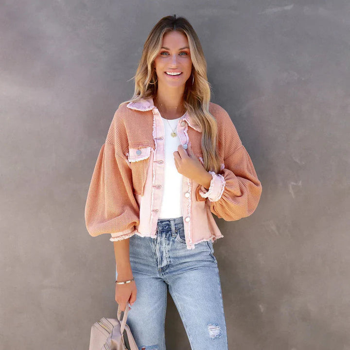 Giacca corta donna aderente con orlo sfrangiato, perfetta per un look trendy primaverile.