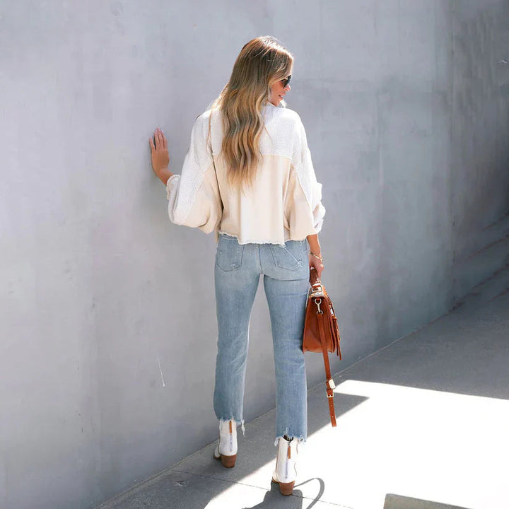 Modella indossa giacca corta donna aderente con orlo sfrangiato, per un look moda femminile e casual.