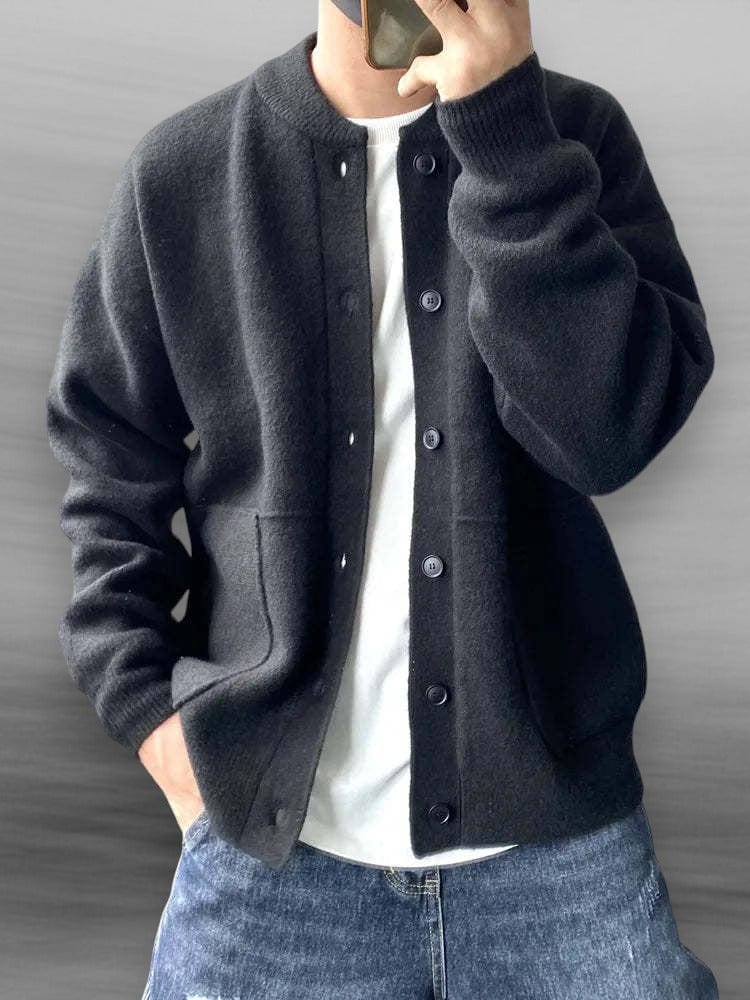 Cardigan uomo in maglia morbida con bottoni, vestibilità ampia e comoda. Perfetto per uno stile casual quotidiano.