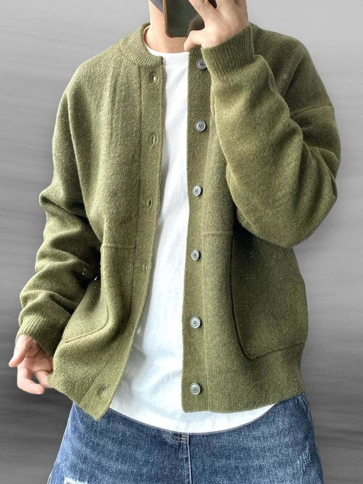 Cardigan casual da uomo, morbido e comodo, con bottoni. Essenziale per l'abbigliamento maschile e la moda uomo.