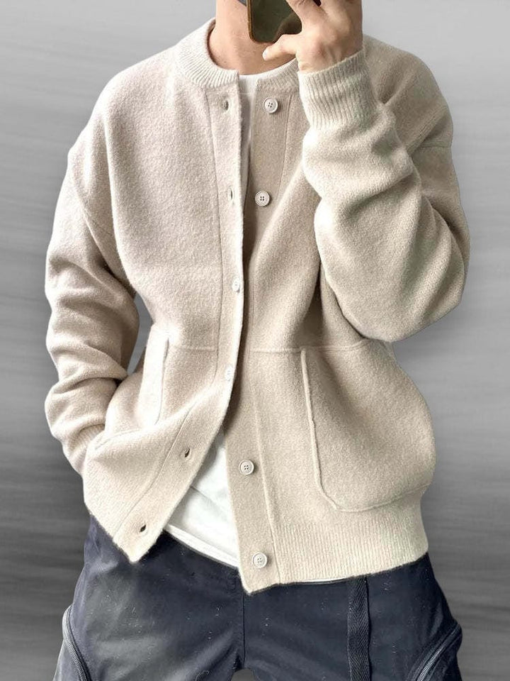 Maglieria uomo: elegante cardigan con bottoni, ideale per un look maschile moderno e strato extra di comfort.