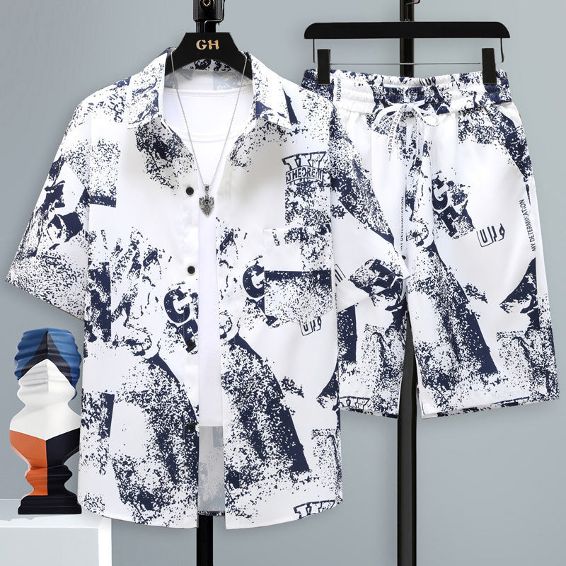Set estivo uomo sportivo, maglietta con grafica e shorts abbinati, perfetto per attività all'aperto e relax.