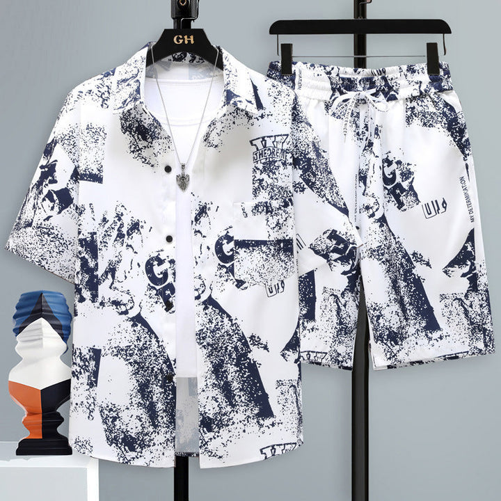 Set estivo uomo sportivo, maglietta con grafica e shorts abbinati, perfetto per attività all'aperto e relax.