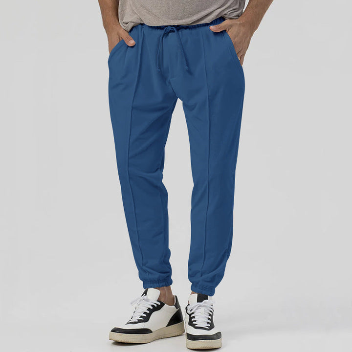 Pantaloni tuta uomo perfetti per relax, vestibilità ampia e gamba affusolata, stile casual e sportivo.