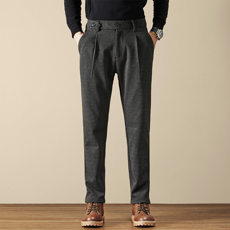 Pantaloni uomo beige slim fit regolabili, ideali per abbigliamento formale e moda uomo. Gamba affusolata moderna.