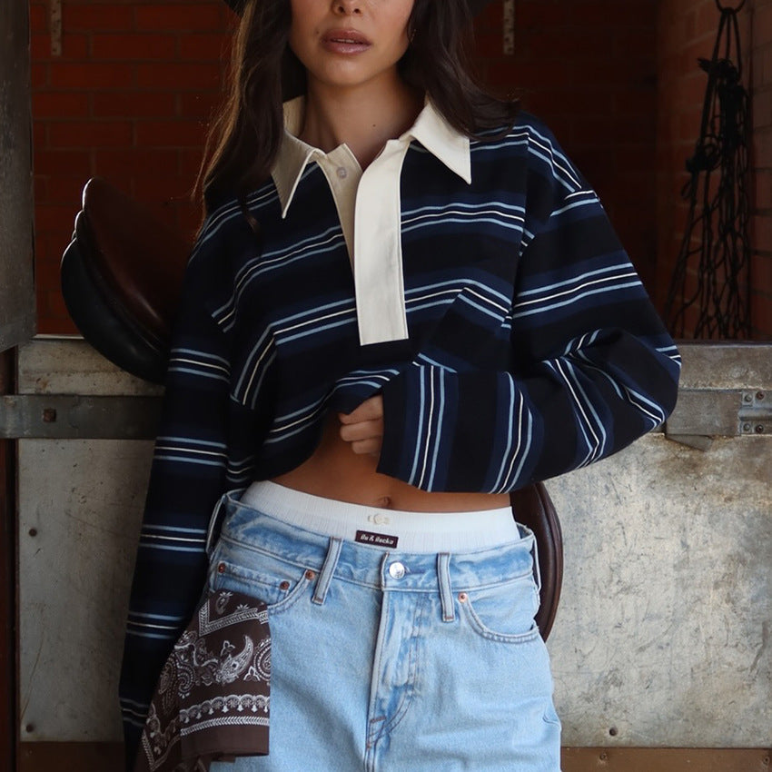 Top donna con colletto polo, maniche lunghe e righe classiche. Stile elegante e casual per look femminili.