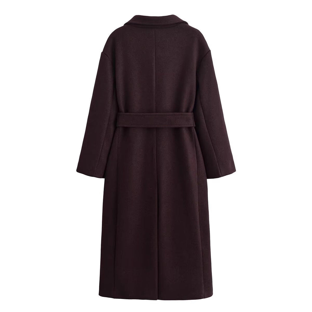 Cappotto lungo da donna per l'inverno, stile classico. Outerwear femminile raffinato con design doppiopetto.