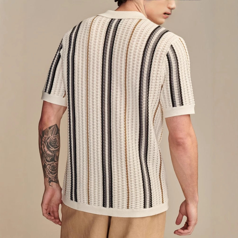 Dettaglio righe blu scuro e beige su polo estiva uomo a maniche corte, stile casual e raffinato.