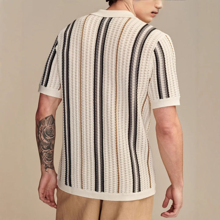 Dettaglio righe blu scuro e beige su polo estiva uomo a maniche corte, stile casual e raffinato.