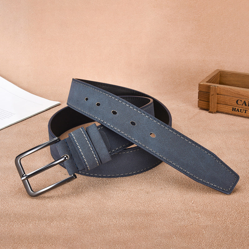 Robusta cintura uomo in vera pelle scamosciata, fibbia ad ardiglione, resistente per look quotidiani e serali.