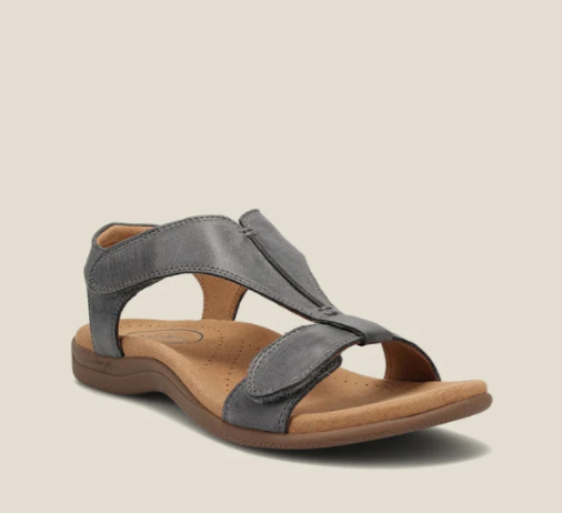 Donna indossa sandali comodi con supporto, perfetti per l'estate e passeggiate. Calzature leggere e casual.