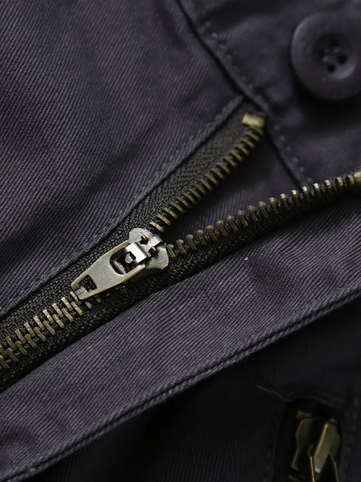 Modello di pantaloni cargo uomo, colore neutro. Ideali per comfort quotidiano e attività all'aperto.
