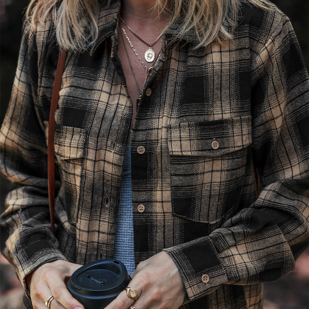 Moda donna: camicia casual a quadri con tasche, manica lunga e vestibilità ampia per un look rilassato quotidiano.
