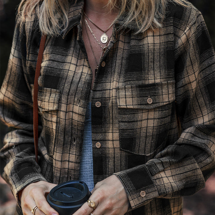 Moda donna: camicia casual a quadri con tasche, manica lunga e vestibilità ampia per un look rilassato quotidiano.