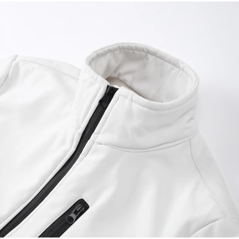 Completo da sci donna invernale, dal design moderno, per un look sportivo e chic.