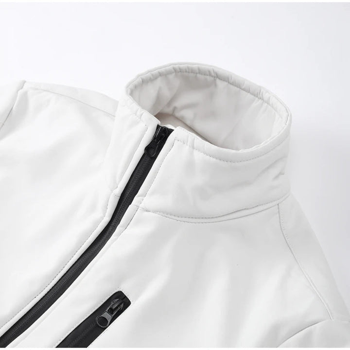 Completo da sci donna invernale, dal design moderno, per un look sportivo e chic.