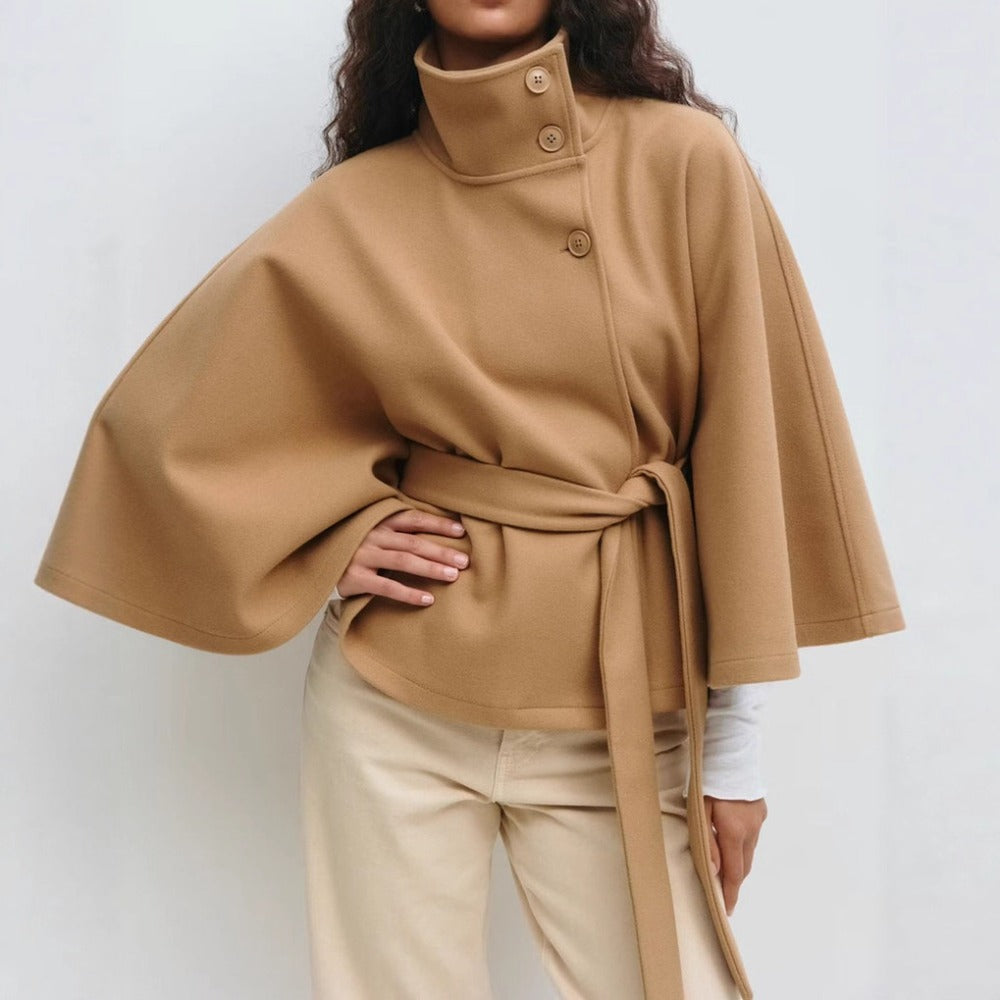 Mantella invernale donna elegante con collo alto. Perfetta per la moda inverno, stile chic e versatile.