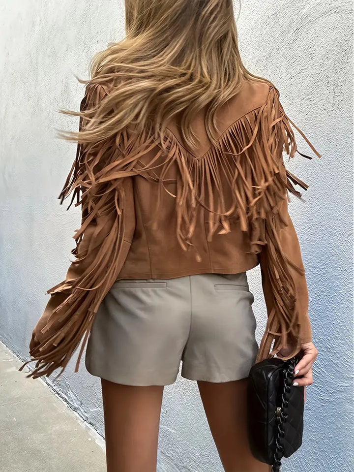 Giacca da donna in pelle con frange, colletto revers. Abbigliamento femminile stile bohémien per primavera.