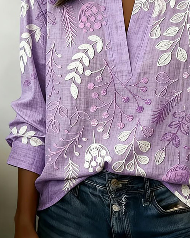 Blusa donna elegante floreale, scollo a V profondo e maniche 3/4. Perfetta per un look chic primaverile.