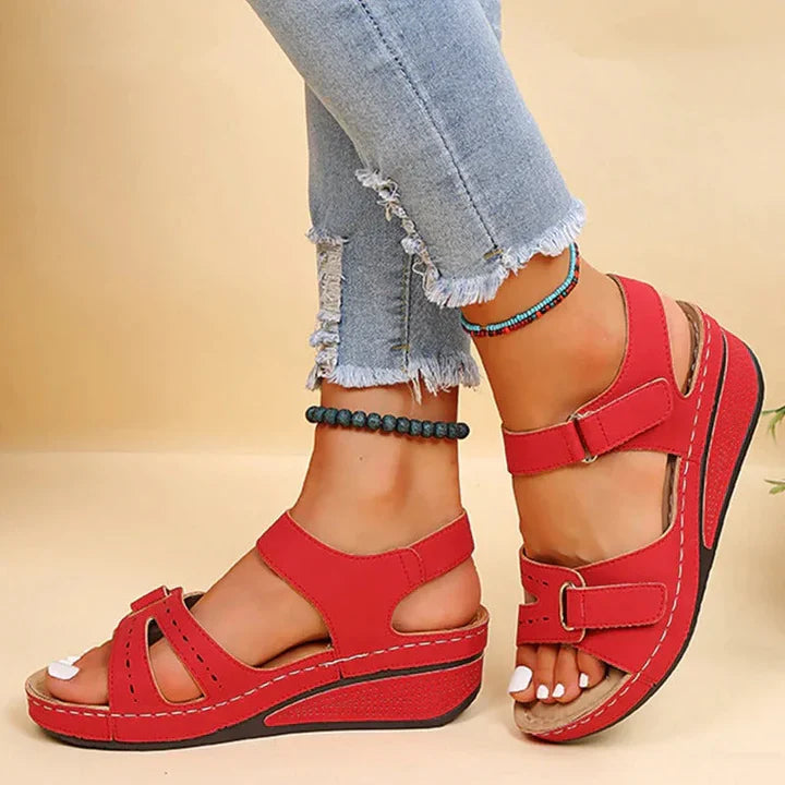 Sandali donna dal design moderno, con suola traspirante e supporto arco plantare per un look casual.