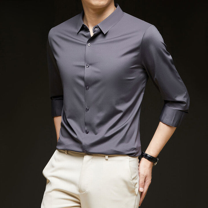 Camicia uomo slim fit autunnale, vestibilità sagomata e bottoni, per un tocco di eleganza.