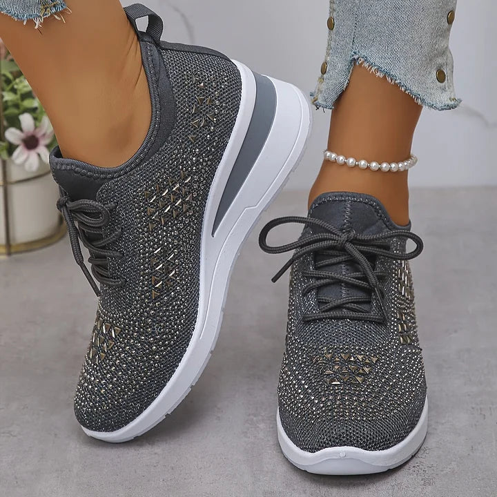 Dettagli posteriori delle sneakers donna con zeppa, con scintillii, per comfort e moda quotidiana.