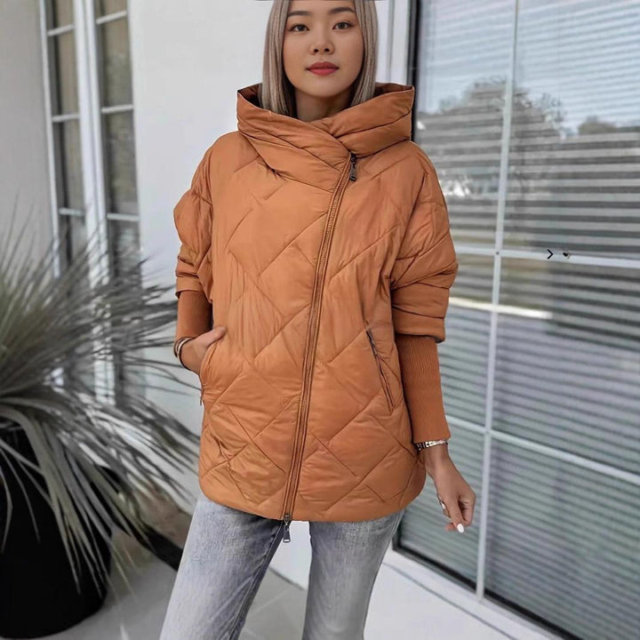 Moderna giacca invernale da donna con zip, cappuccio e fantasia patchwork. Un capo elegante e caldo.