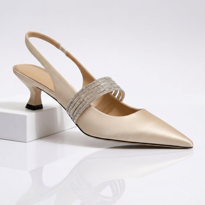 Décolleté slingback donna eleganti con tacco basso, strass scintillanti e punta affusolata. Perfette per cerimonia.