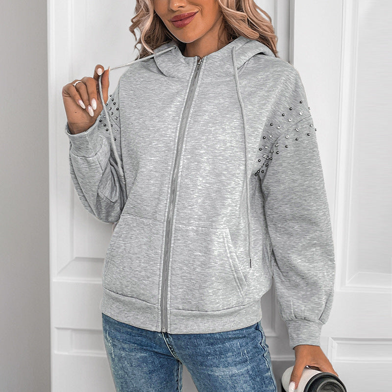 Felpa donna con cappuccio per stile casual, maniche lunghe e dettagli rivetti. Offre comfort quotidiano e moda.