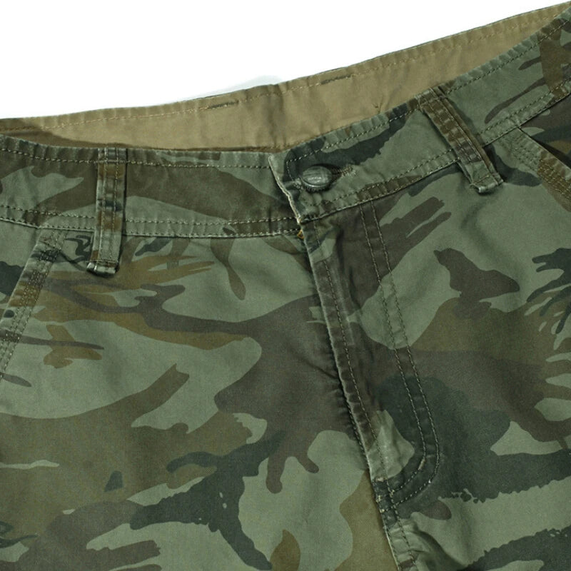 Pantaloncini uomo cargo verdi mimetici, con tasche, per stile casual, comfort e praticità in estate e viaggio.