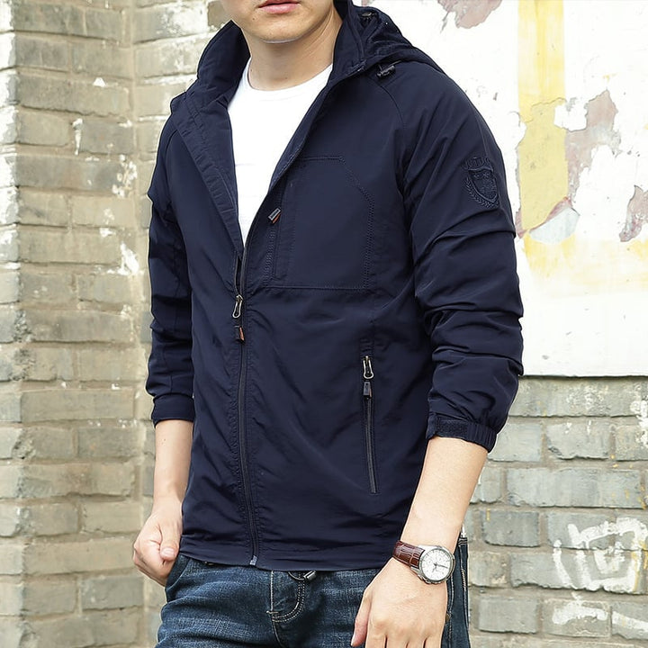 Giacca casual uomo leggera, impermeabile e antivento, con zip frontale unicolore, versatile per primavera/autunno.