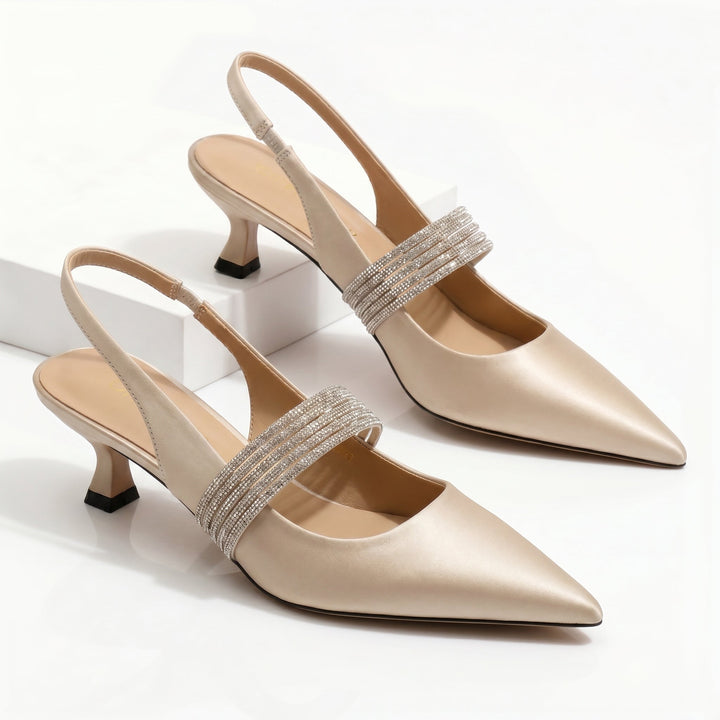 Dettaglio strass luminosi su décolleté slingback donna eleganti, un tocco di moda per serate e cerimonie.