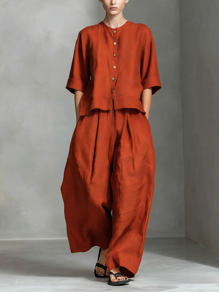 Completo due pezzi donna casual in lino cotone: camicia ampia e pantaloni lunghi. Outfit coordinato estivo.