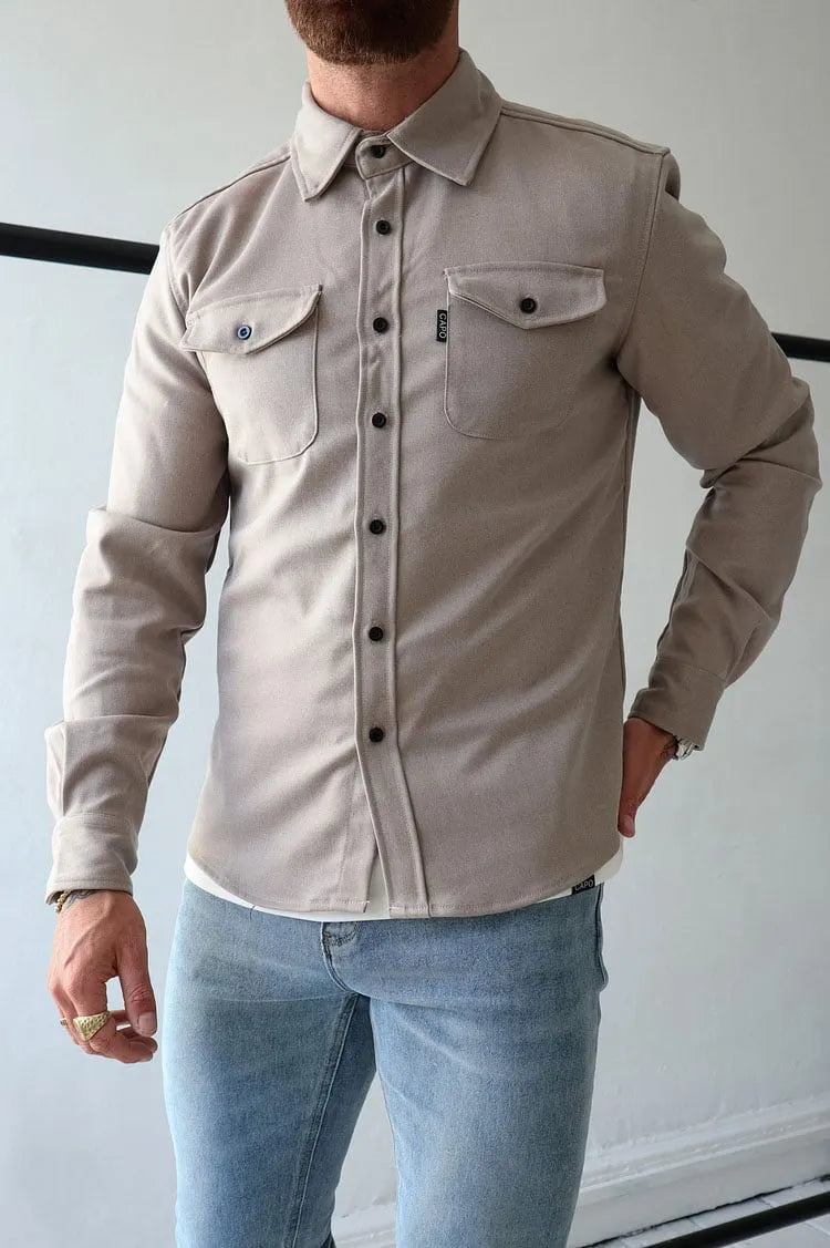 Camicia uomo elegante/casual con bottoni, maniche lunghe, vestibilità sartoriale.