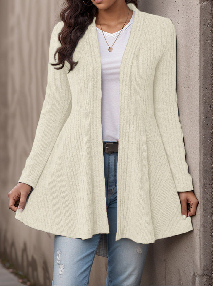 Cardigan da donna a righe, morbido e comodo, un capo essenziale per la moda autunno. Abbigliamento versatile.