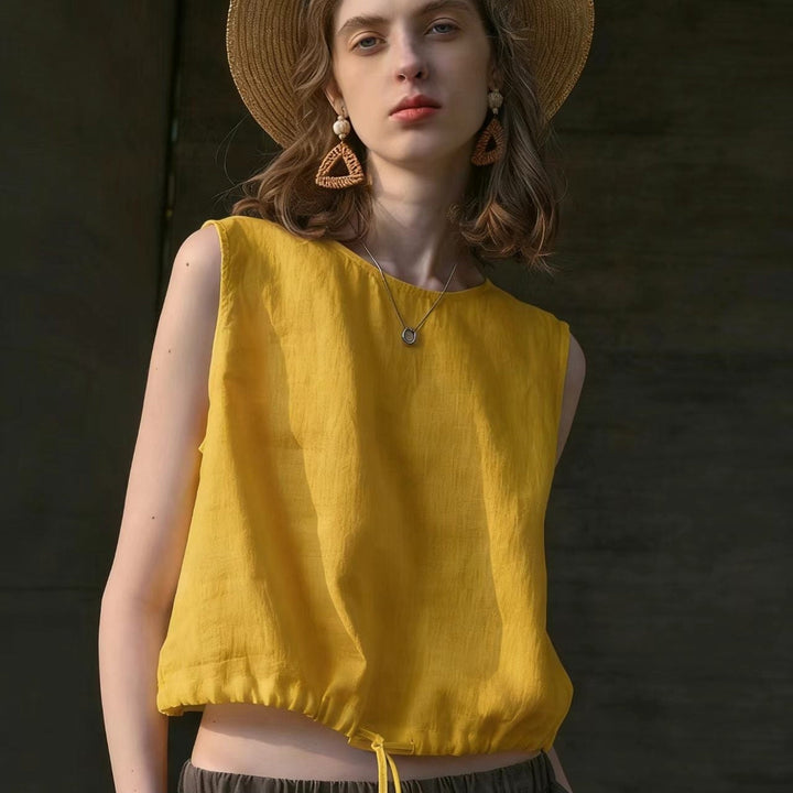 Abbigliamento estivo: top donna senza maniche, regolabile. Dettagli a contrasto per uno stile casual e confortevole.