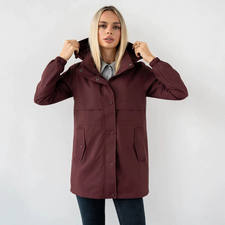 Giacca donna con cappuccio, comfort essenziale per abbigliamento casual e sportivo di mezza stagione.