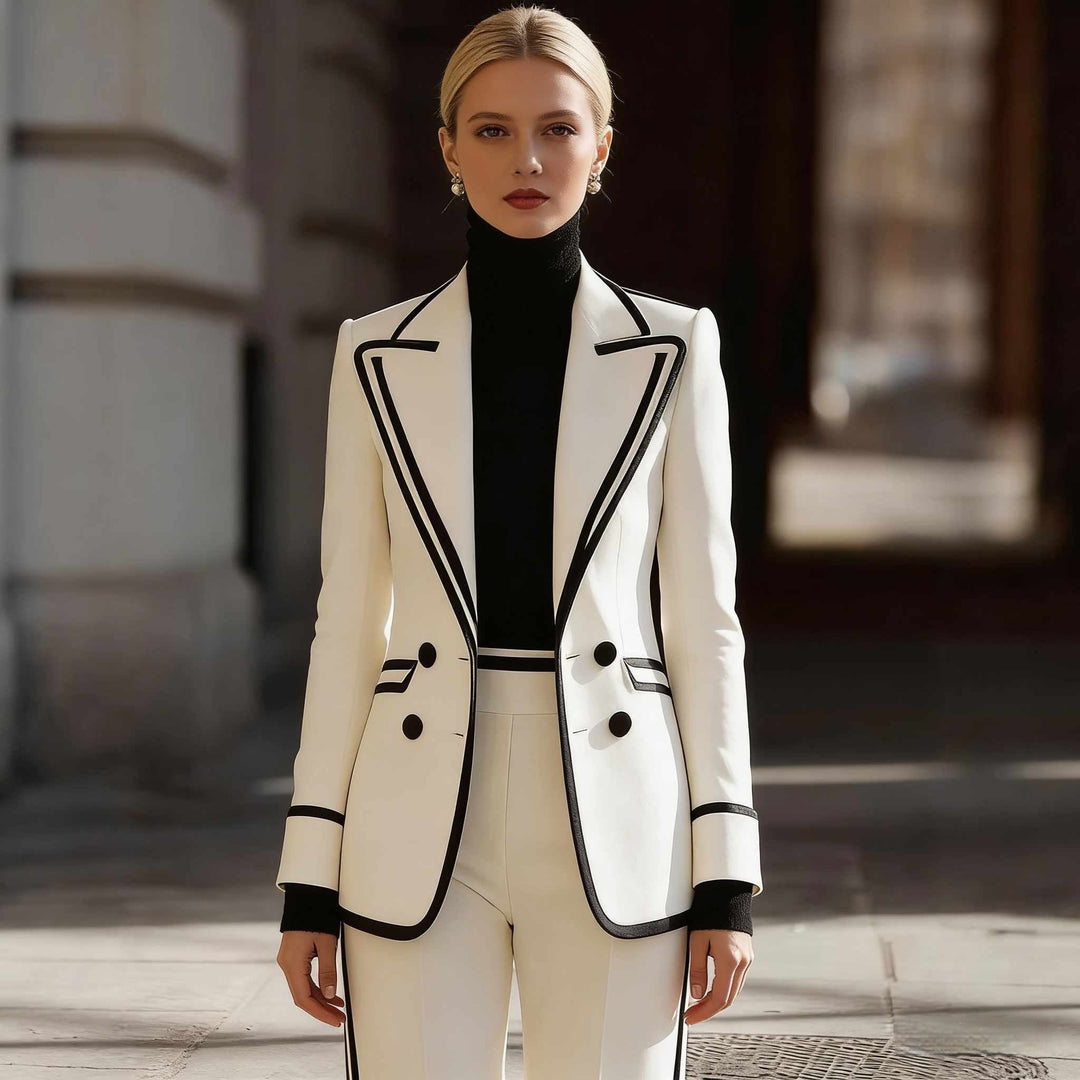 Elegante completo bianco donna con blazer doppiopetto e pantaloni color block. Outfit versatile per ufficio o eventi.
