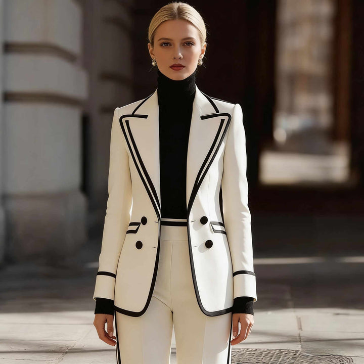 Elegante completo bianco donna con blazer doppiopetto e pantaloni color block. Outfit versatile per ufficio o eventi.