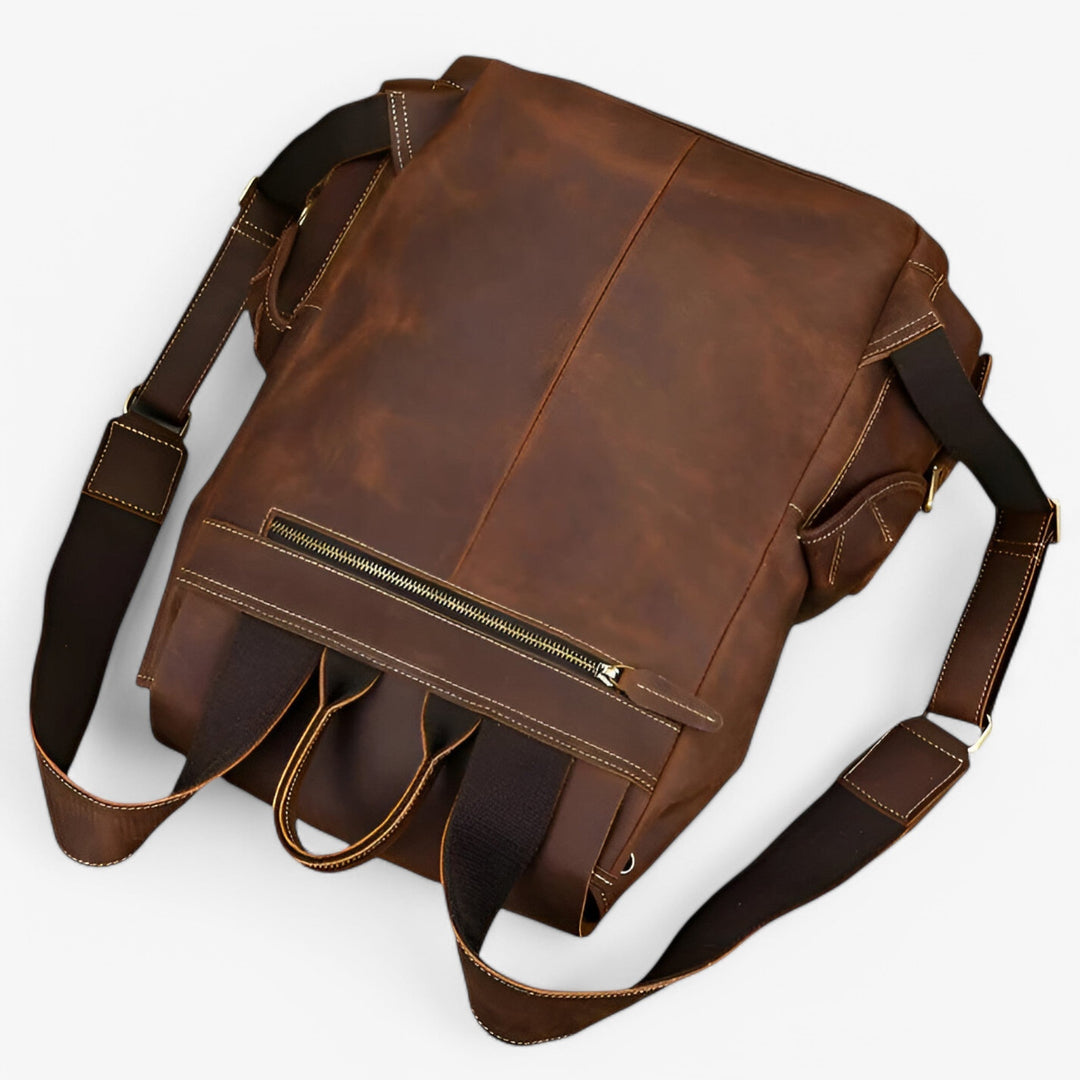 Zaino uomo robusto per viaggi e uso quotidiano, con scomparti organizzati e design moderno.