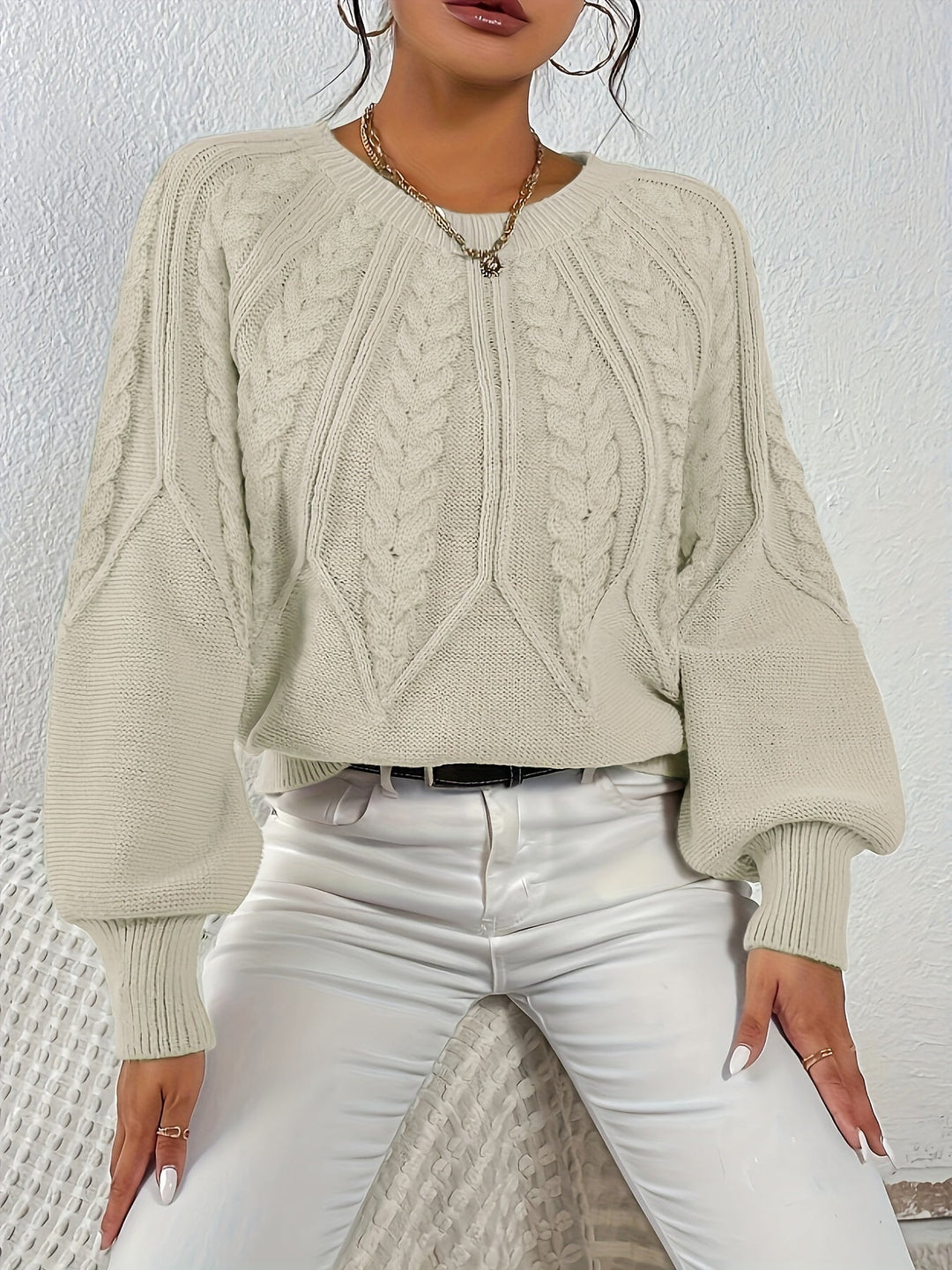 Comodo maglione donna a trecce e maniche a palloncino. Ideale per le fresche giornate autunnali.