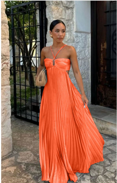 Vestito elegante donna plissettato, silhouette a vita alta e collo halter, moda attuale.
