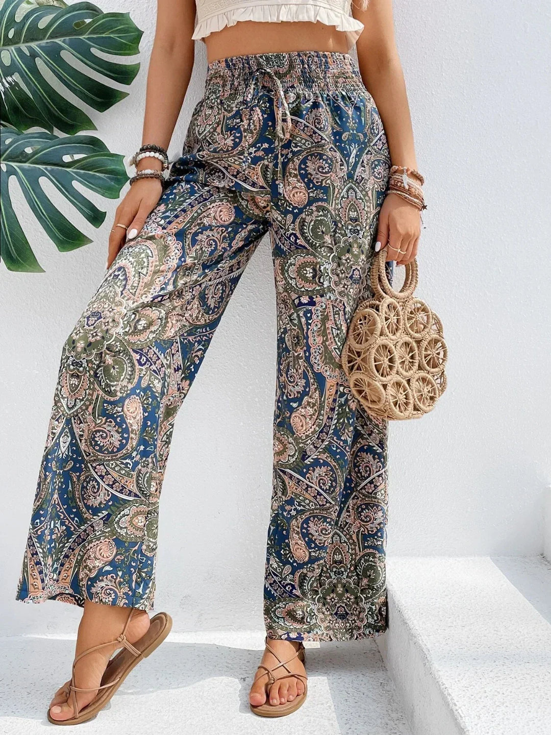 Pantaloni estivi da donna, ampi e leggeri, con stampa fresca, per un look rilassato ed elegante.