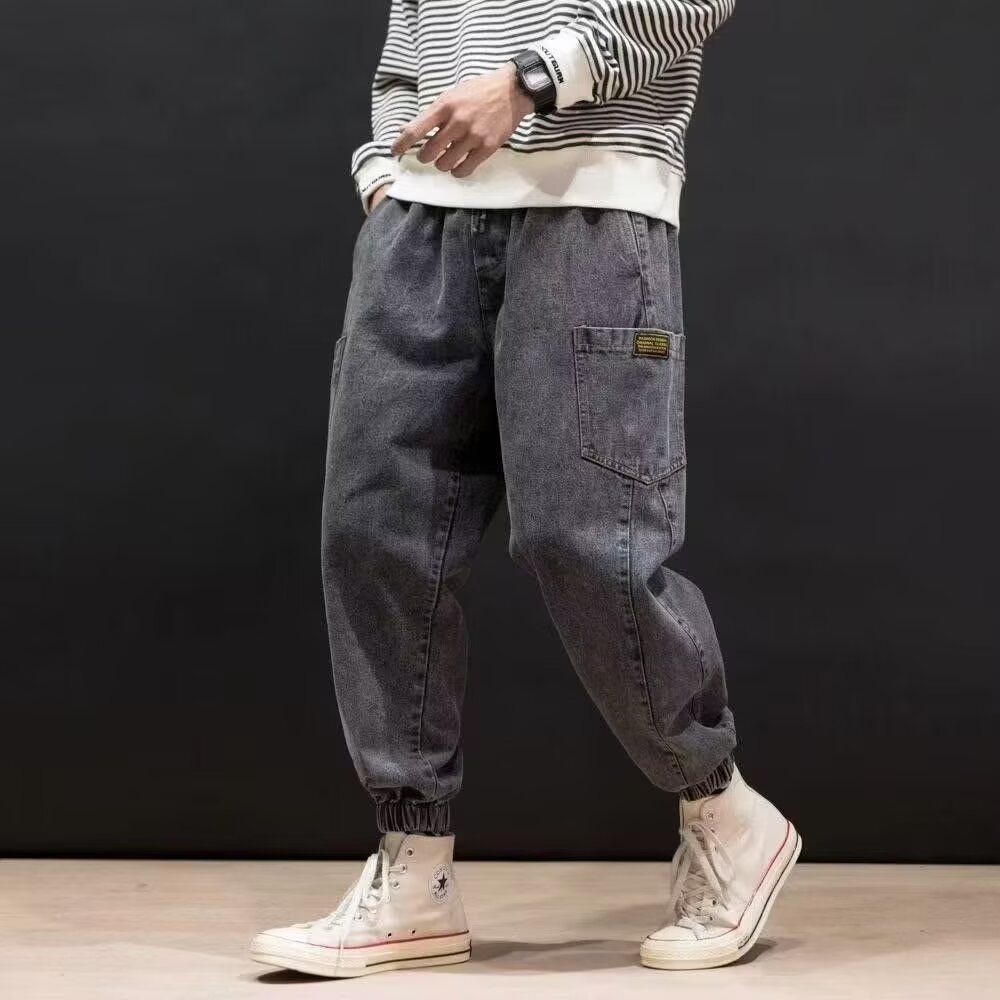 Jeans larghi uomo ricamati, vestibilità relaxed fit, vita media, perfetti per outfit casual urbani e comodi.