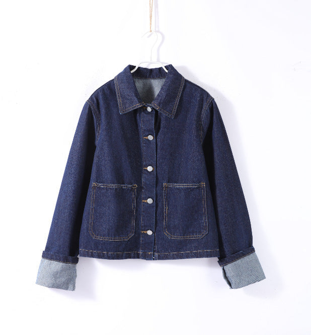 Moda donna: giacca corta in denim blu scuro, stile casual con colletto polo e bottoni, ideale per outfit mezza stagione.