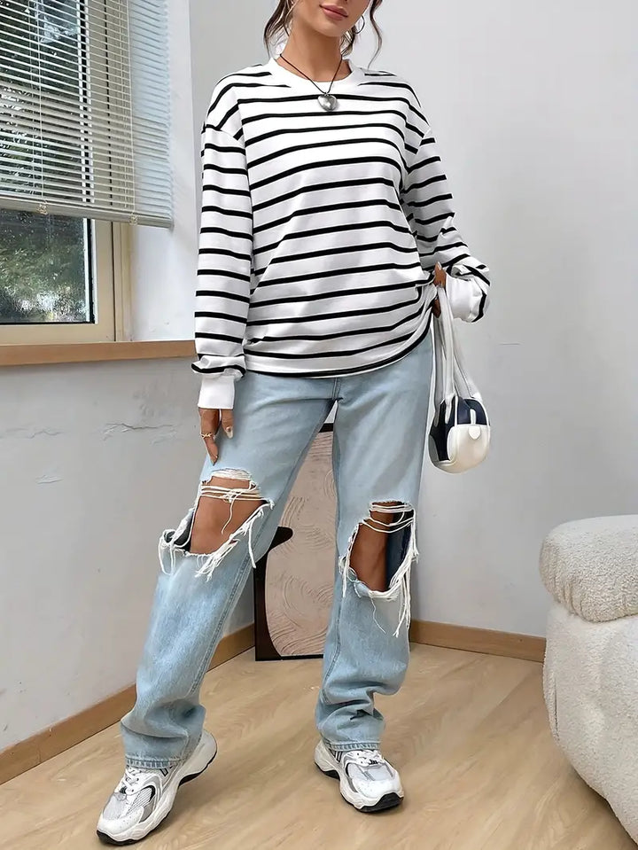 Morbida felpa donna con righe orizzontali, perfetta per un look casual chic e comfort quotidiano.