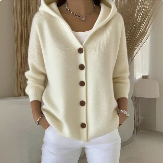 Morbido cardigan in maglia da donna con cappuccio. Capo versatile per abbigliamento femminile elegante e comodo.