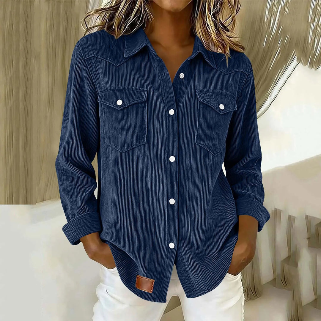 Camicia donna in velluto a coste con bottoni e tasche, look casual chic versatile per primavera autunno.