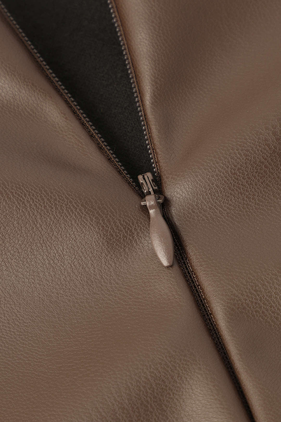 Elegante gonna midi asimmetrica in vera pelle, aderente e a vita alta, per un look donna audace e alla moda.