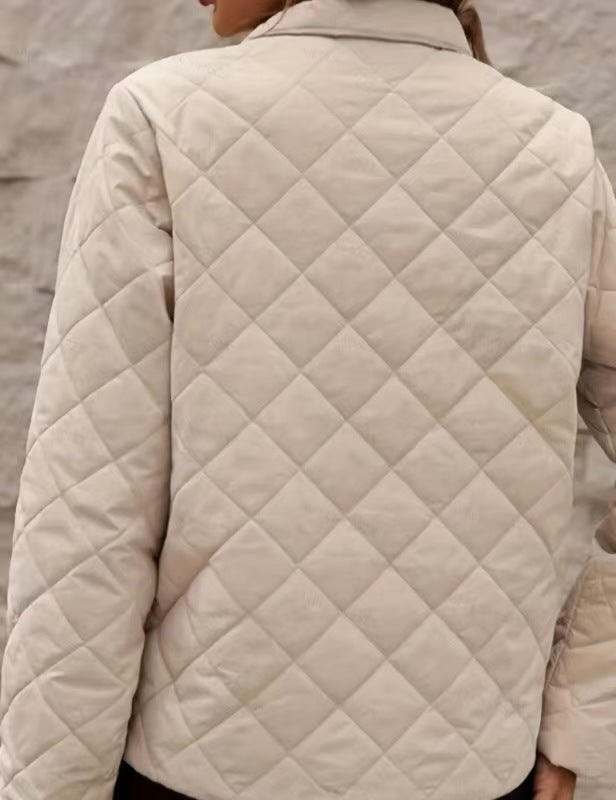 Abbigliamento femminile: cappotto elegante donna con motivo a diamante. Perfetto per autunno, stile casual/ufficio.